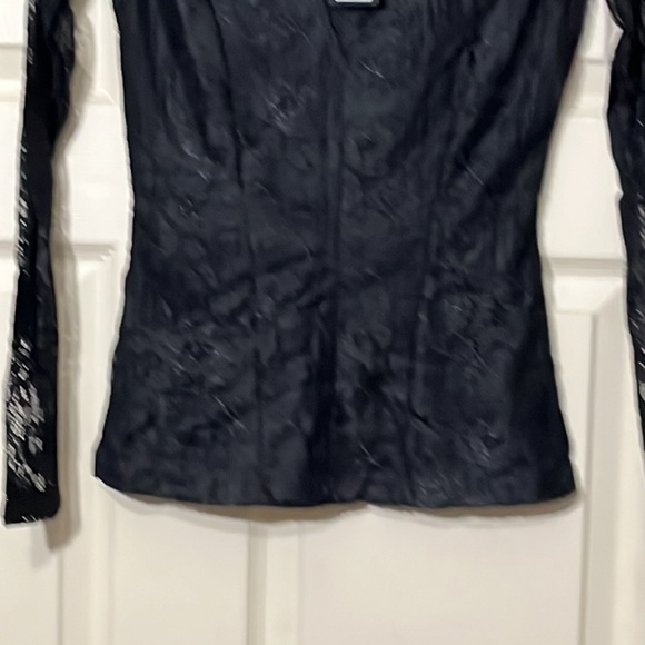 Guess Long-sleeve Embroidered Lace Top.  Size-XS. NWT. - Picture 3 of 6